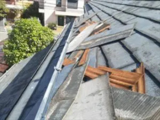 台風に依り飛散した屋根材